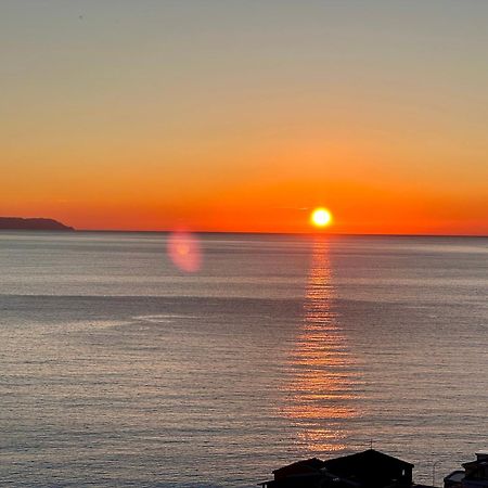 Roumers Himara Bagian luar foto