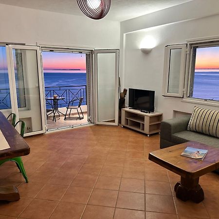 Roumers Himara Bagian luar foto