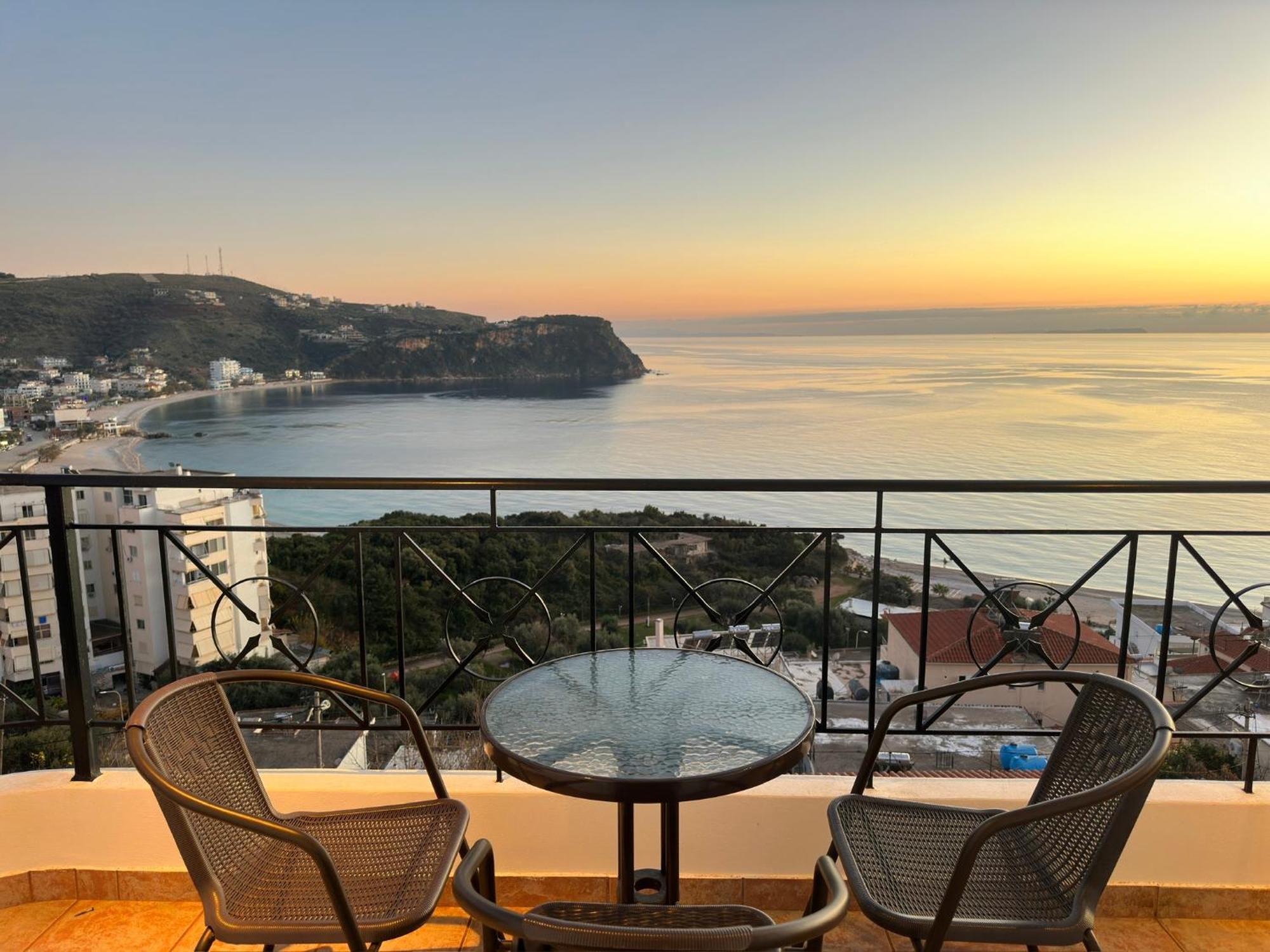Roumers Himara Bagian luar foto