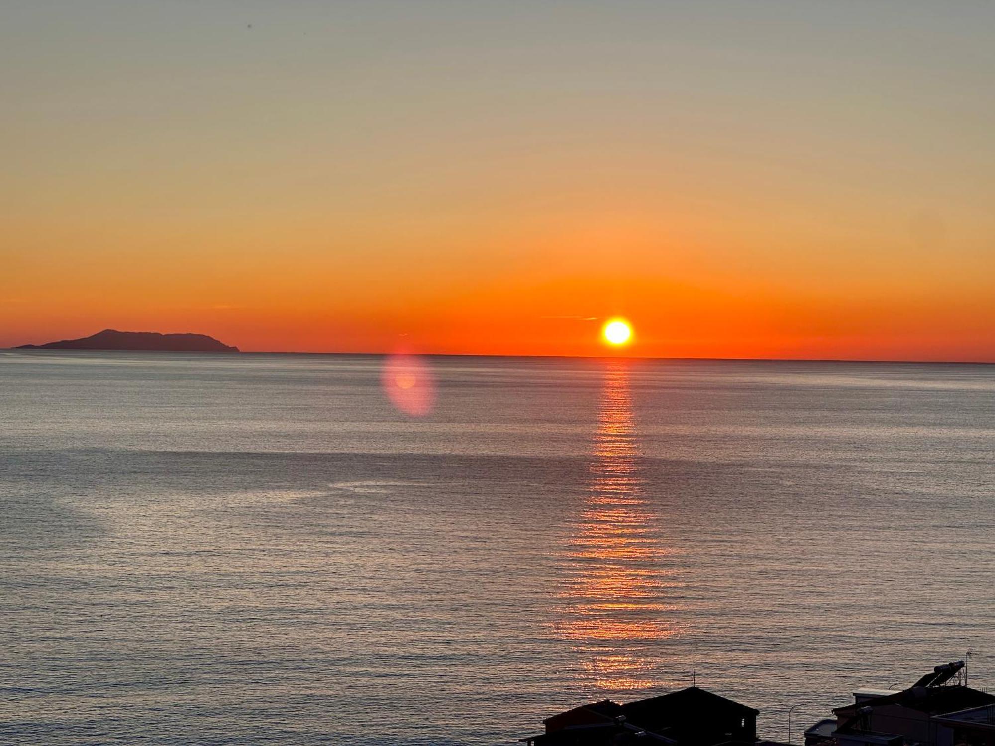 Roumers Himara Bagian luar foto