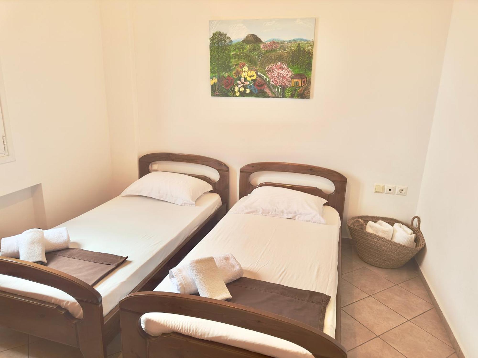 Roumers Himara Bagian luar foto