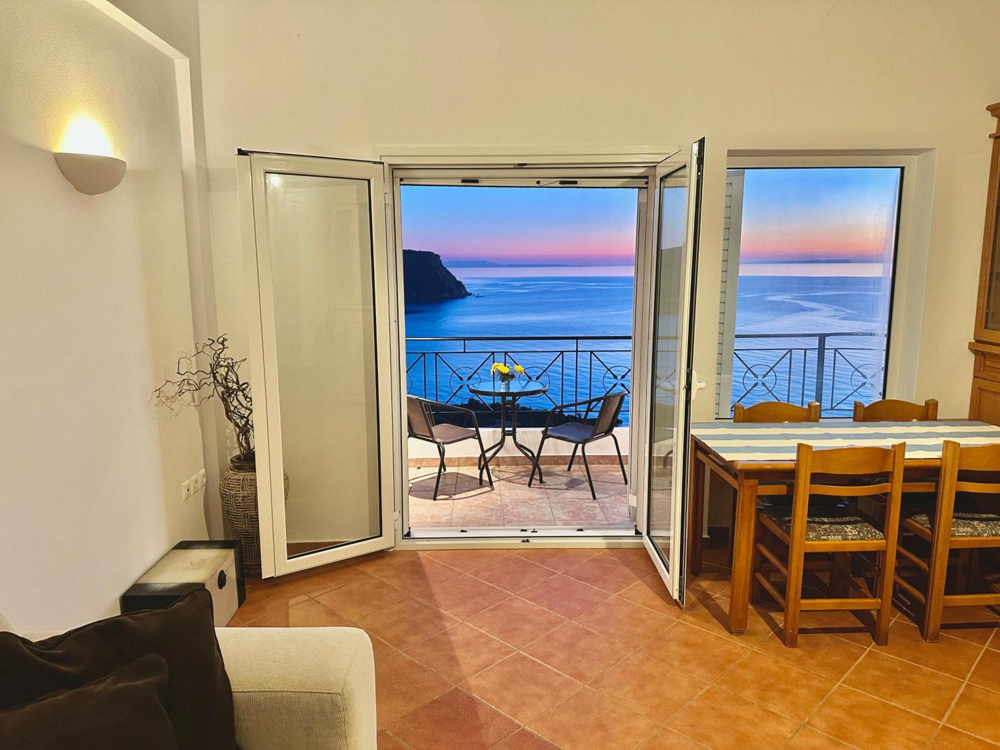 Roumers Himara Bagian luar foto