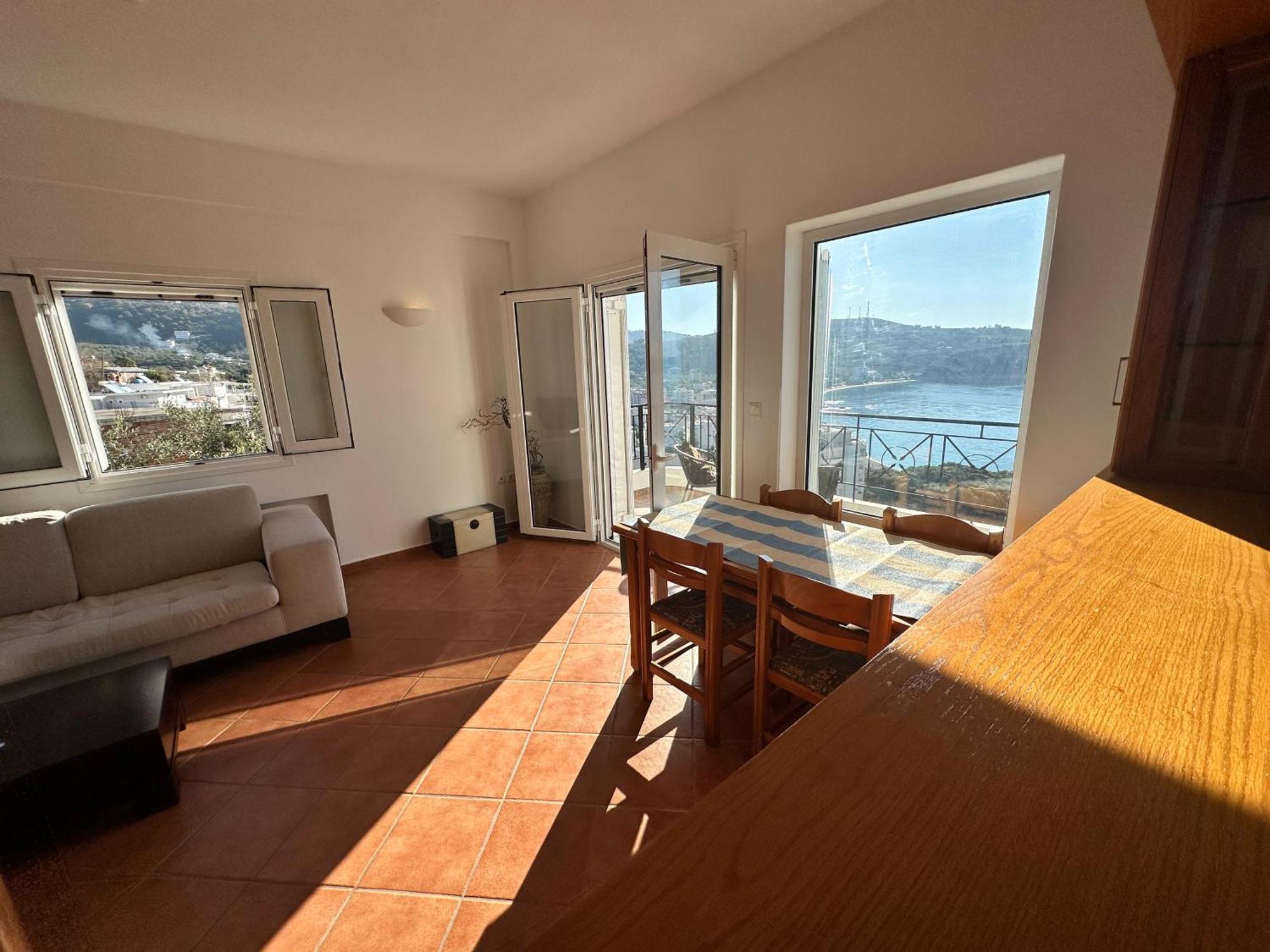 Roumers Himara Bagian luar foto
